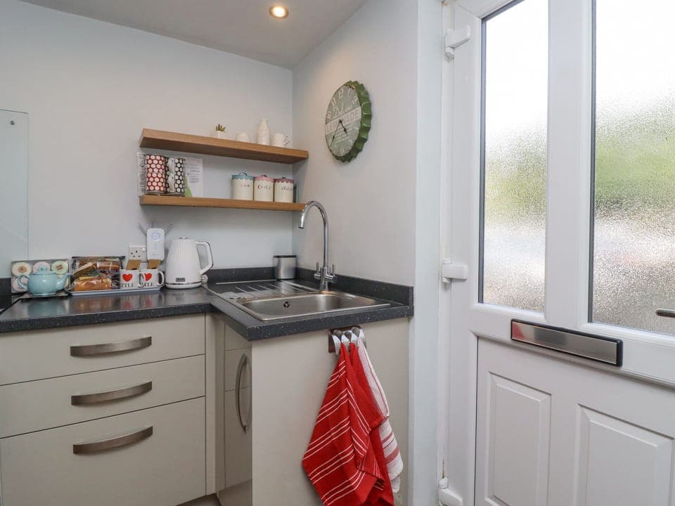 Cottage | Private kitchen | Microwave, stovetop, electric kettle, toaster