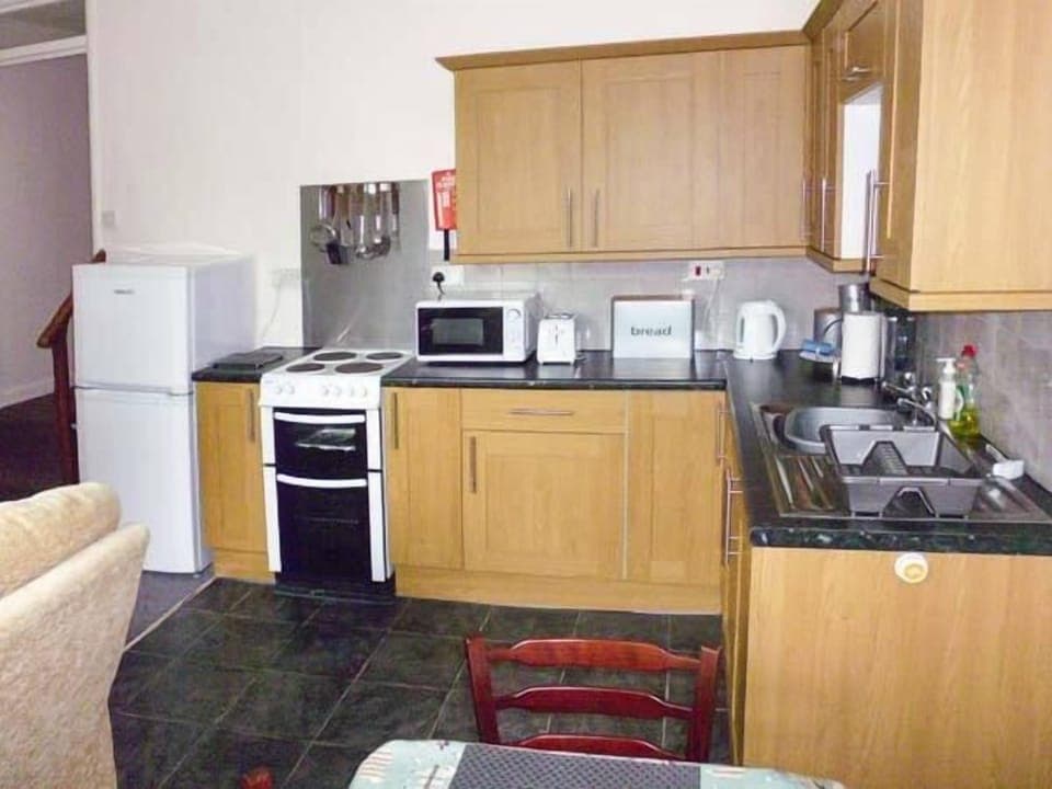 Cottage | Private kitchen | Microwave, stovetop, electric kettle, toaster