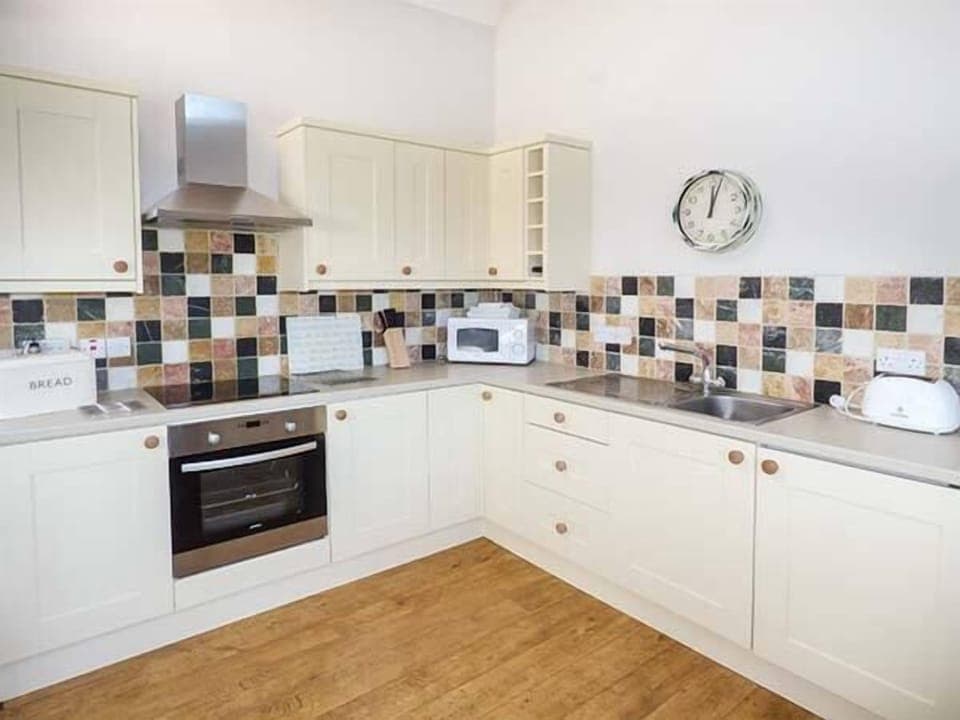 Cottage | Private kitchen | Fridge, microwave, stovetop, highchair