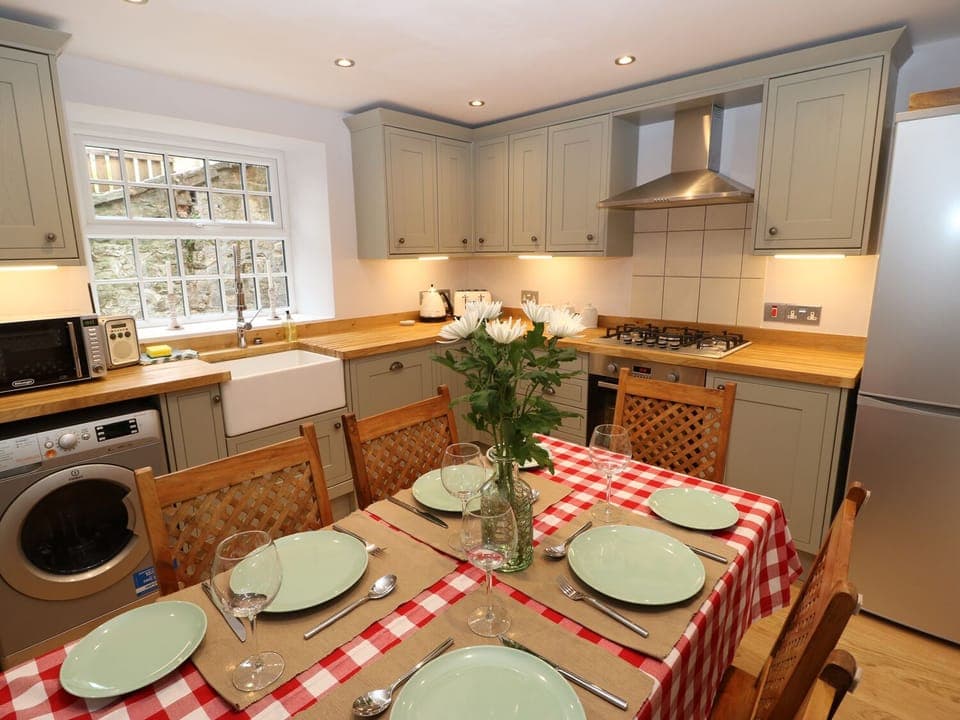 Cottage | Private kitchen | Fridge, dishwasher, cookware/dishes/utensils