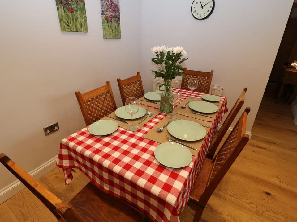 Cottage | Private kitchen | Fridge, dishwasher, cookware/dishes/utensils