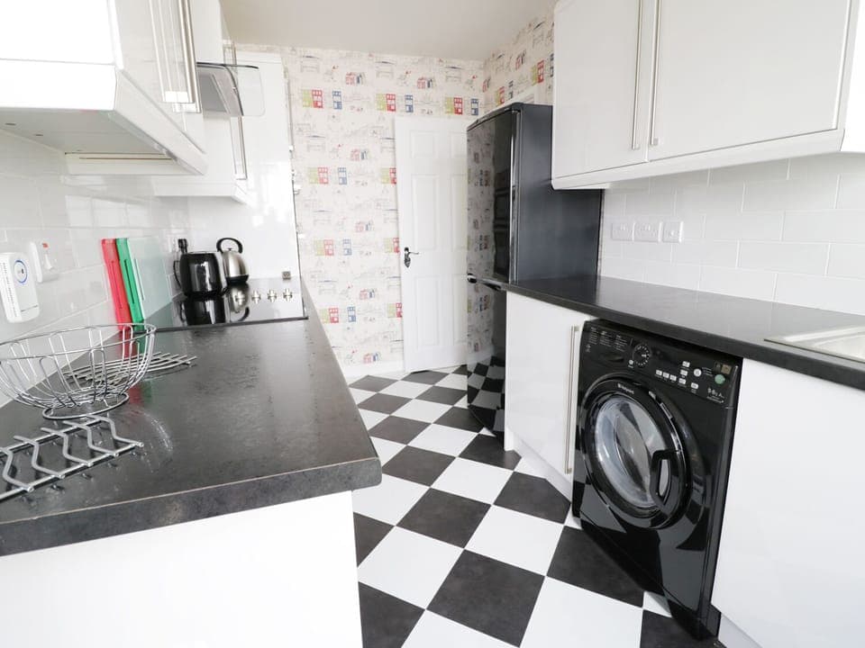 Cottage | Private kitchen | Microwave, stovetop, cookware/dishes/utensils