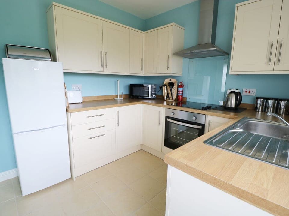 Cottage | Private kitchen | Stovetop, electric kettle, toaster, highchair
