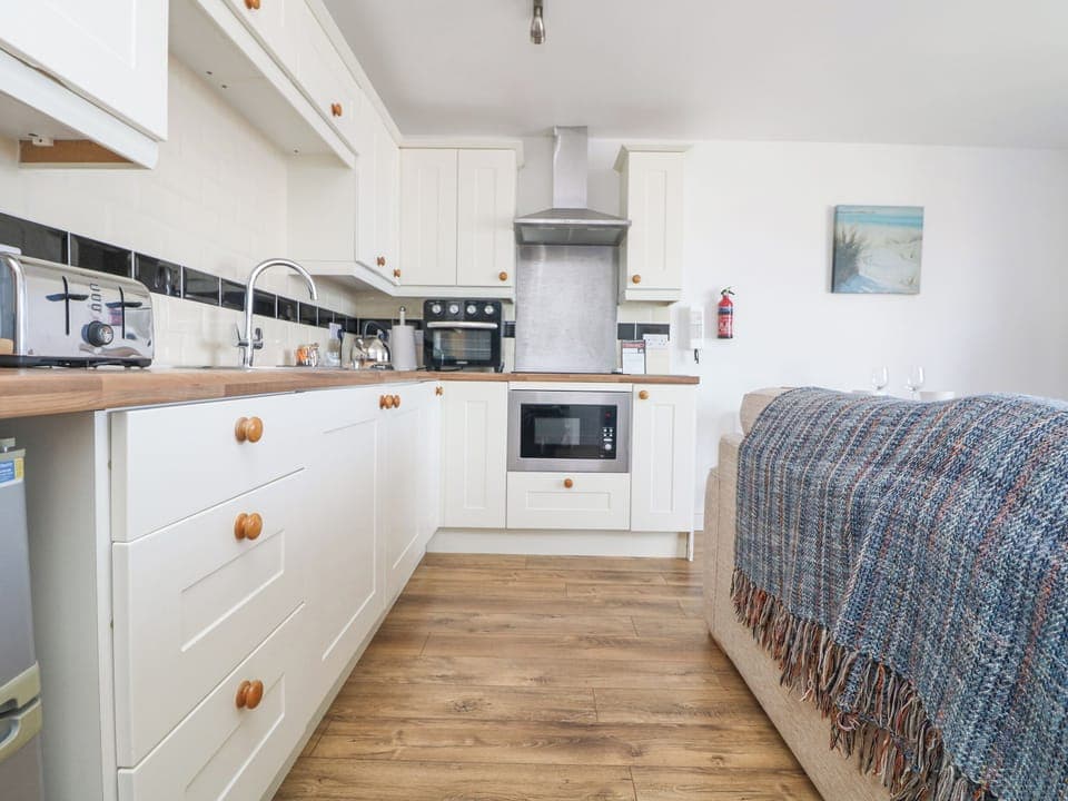 Cottage | Private kitchen | Electric kettle, toaster, cookware/dishes/utensils