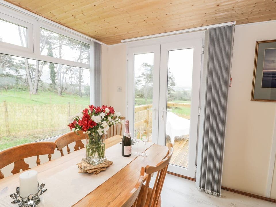 Cottage | Private kitchen | Fridge, microwave, stovetop, dishwasher