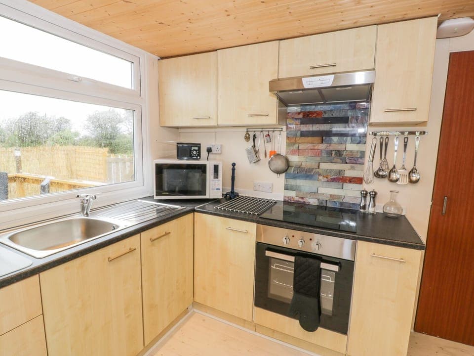 Cottage | Private kitchen | Fridge, microwave, stovetop, dishwasher
