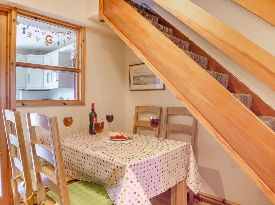 Cottage | Private kitchen | Fridge, microwave, stovetop, cookware/dishes/utensils