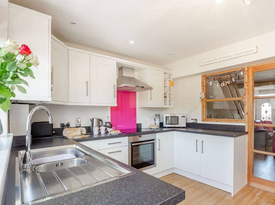 Cottage | Private kitchen | Fridge, microwave, stovetop, cookware/dishes/utensils