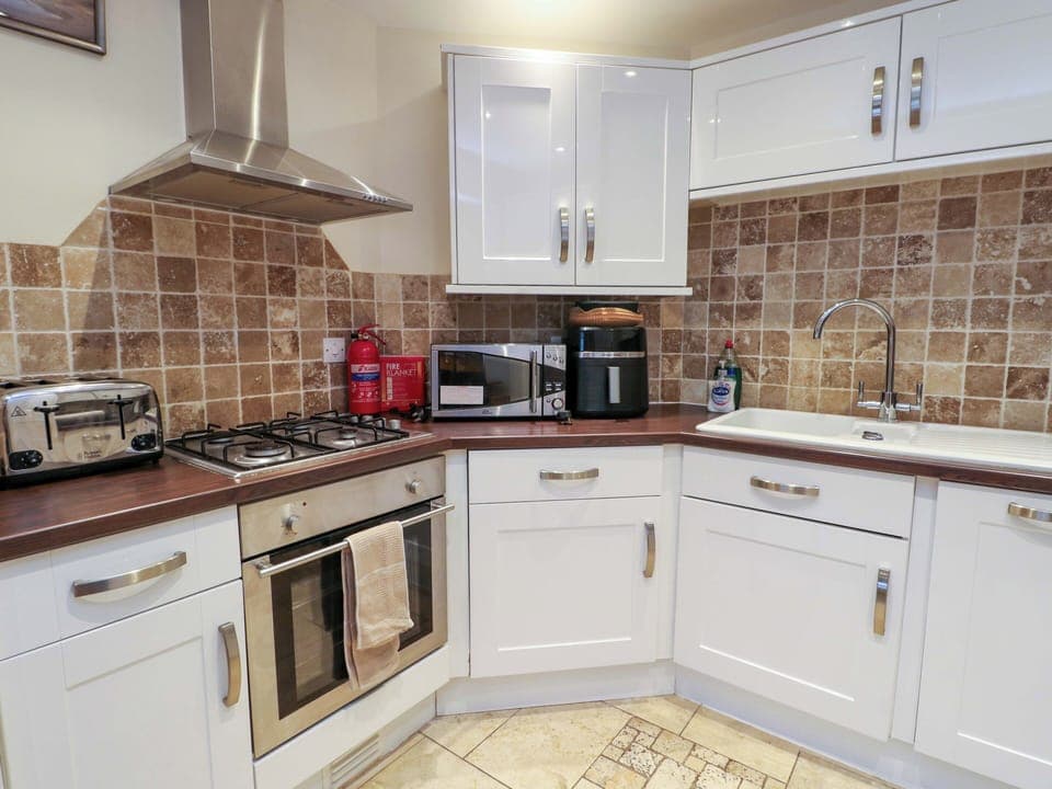 Cottage | Private kitchen | Stovetop, dishwasher, cookware/dishes/utensils