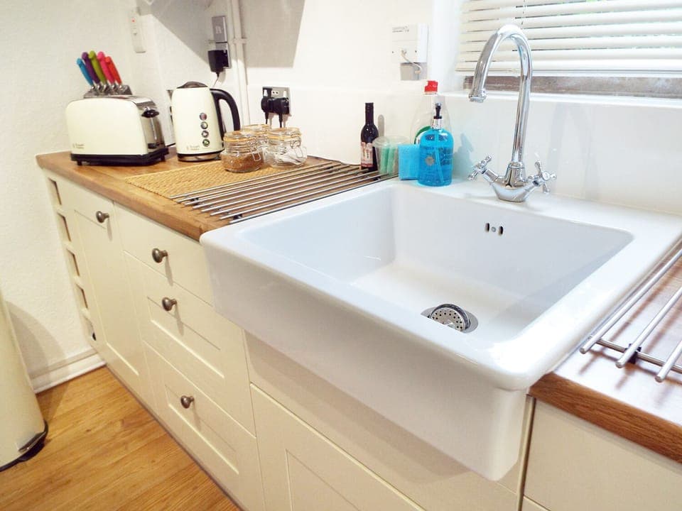 Cottage | Private kitchen | Dishwasher, cookware/dishes/utensils