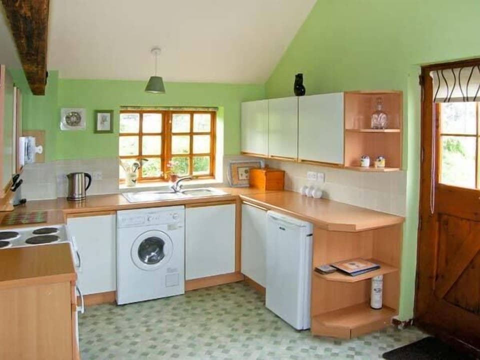 Cottage | Private kitchen | Fridge, dishwasher, cookware/dishes/utensils