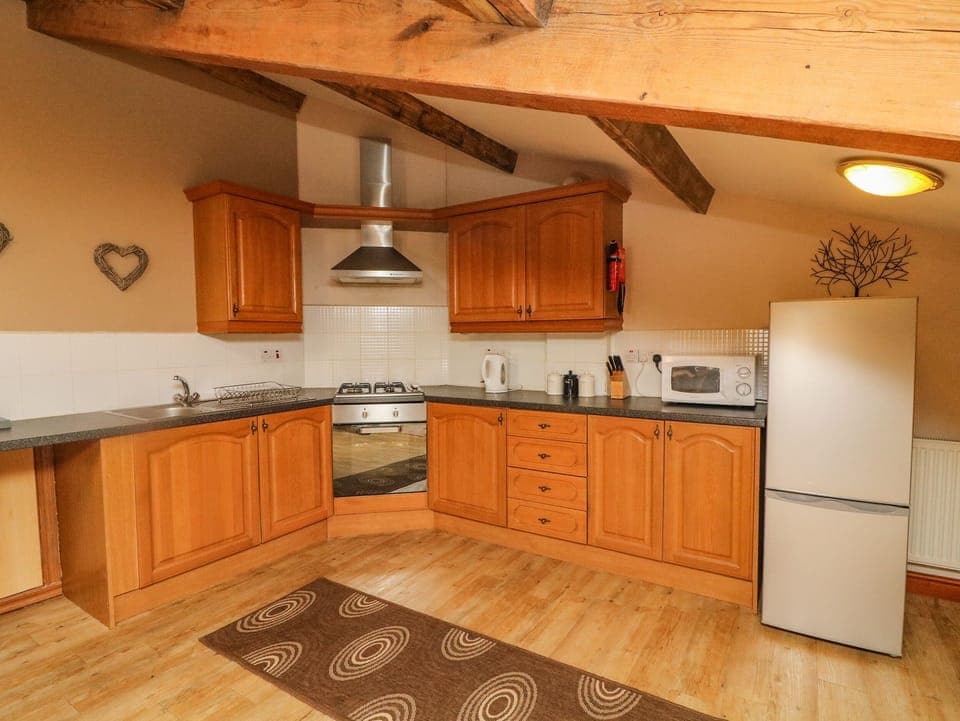 Cottage | Private kitchen | Stovetop, highchair, cookware/dishes/utensils