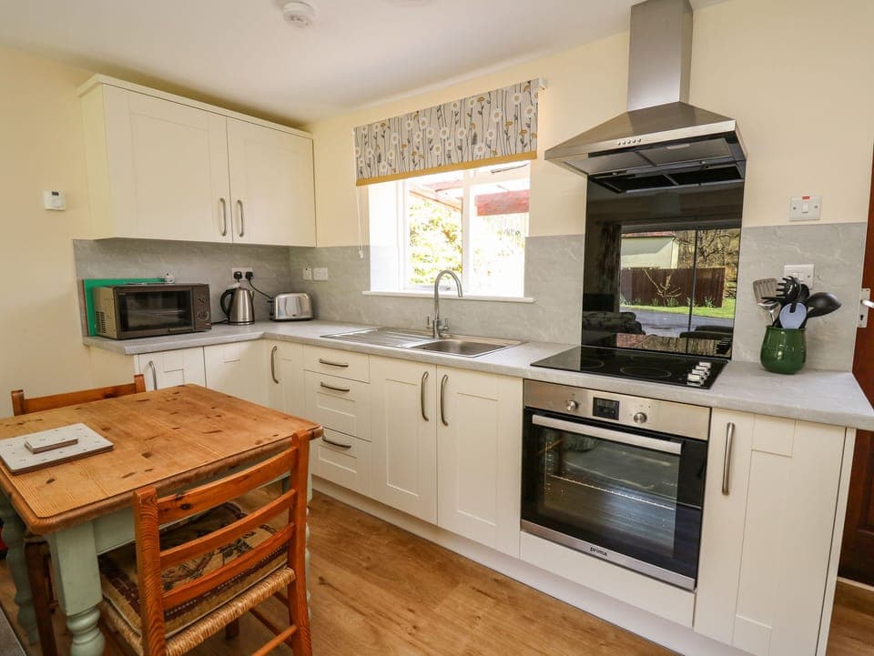 Cottage | Private kitchen | Fridge, highchair, cookware/dishes/utensils
