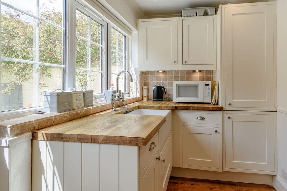 Cottage | Private kitchen | Microwave, stovetop, cookware/dishes/utensils