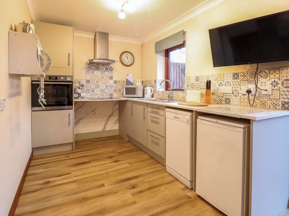 Cottage | Private kitchen | Fridge, stovetop, electric kettle, toaster