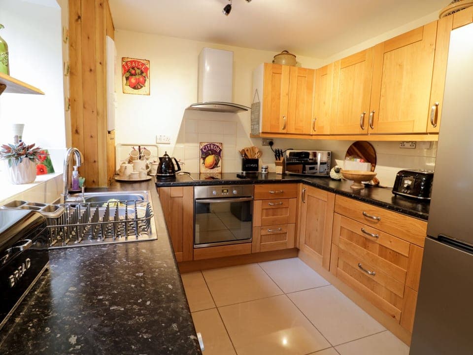 Cottage | Private kitchen | Microwave, stovetop, electric kettle, toaster