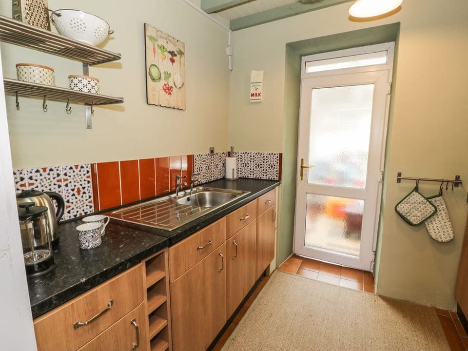 Cottage | Private kitchen | Fridge, electric kettle, toaster, cookware/dishes/utensils