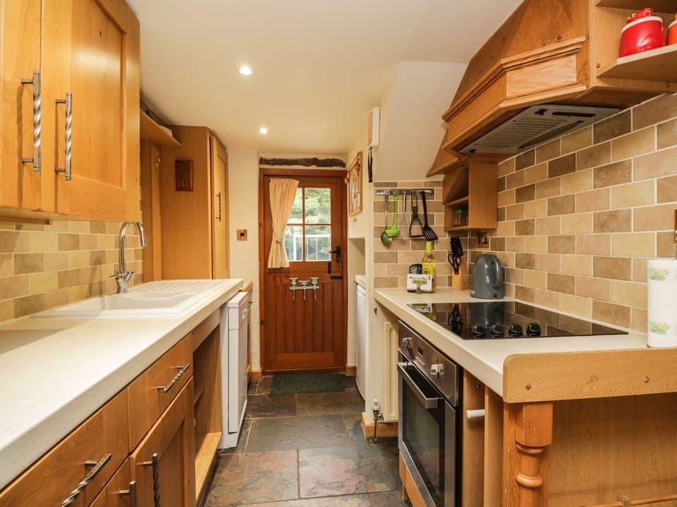 Cottage | Private kitchen | Fridge, microwave, stovetop, dishwasher