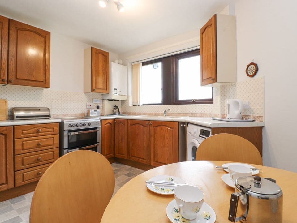 Cottage | Private kitchen | Fridge, stovetop, cookware/dishes/utensils