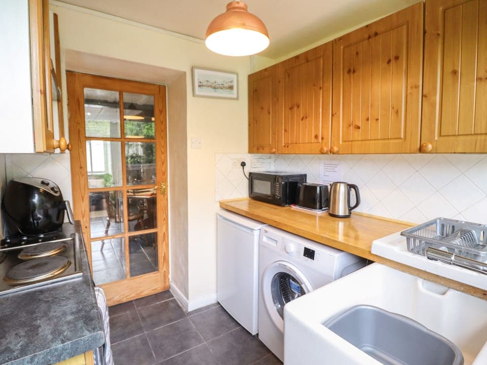 Cottage | Private kitchen | Microwave, stovetop, cookware/dishes/utensils