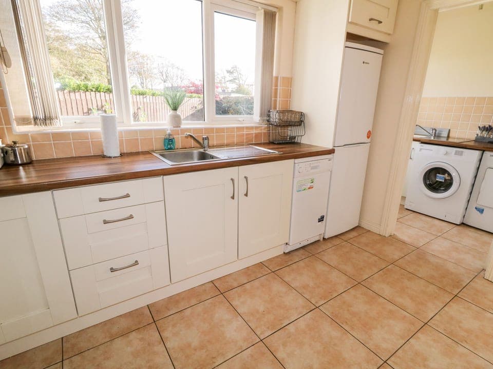 Cottage | Private kitchen | Microwave, stovetop, dishwasher, highchair