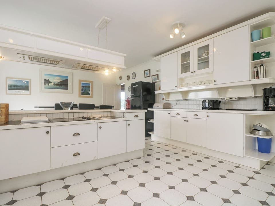 Cottage | Private kitchen | Microwave, dishwasher, electric kettle, toaster