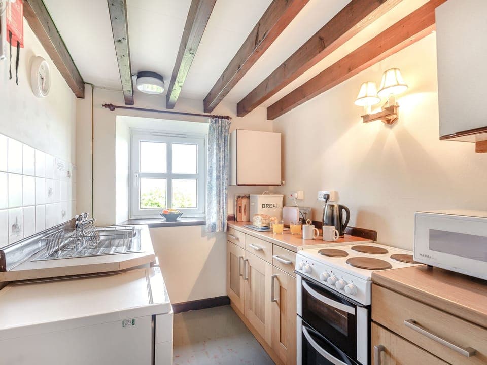 Cottage | Private kitchen | Microwave, stovetop, dishwasher, cookware/dishes/utensils