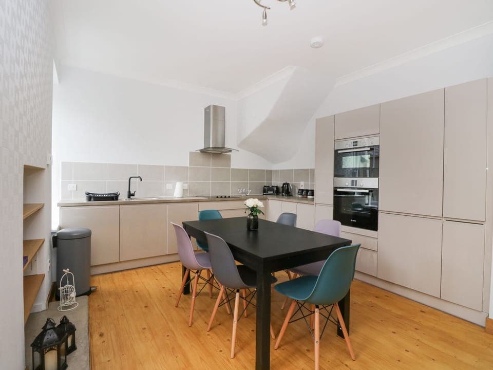 Cottage | Private kitchen | Stovetop, dishwasher, cookware/dishes/utensils