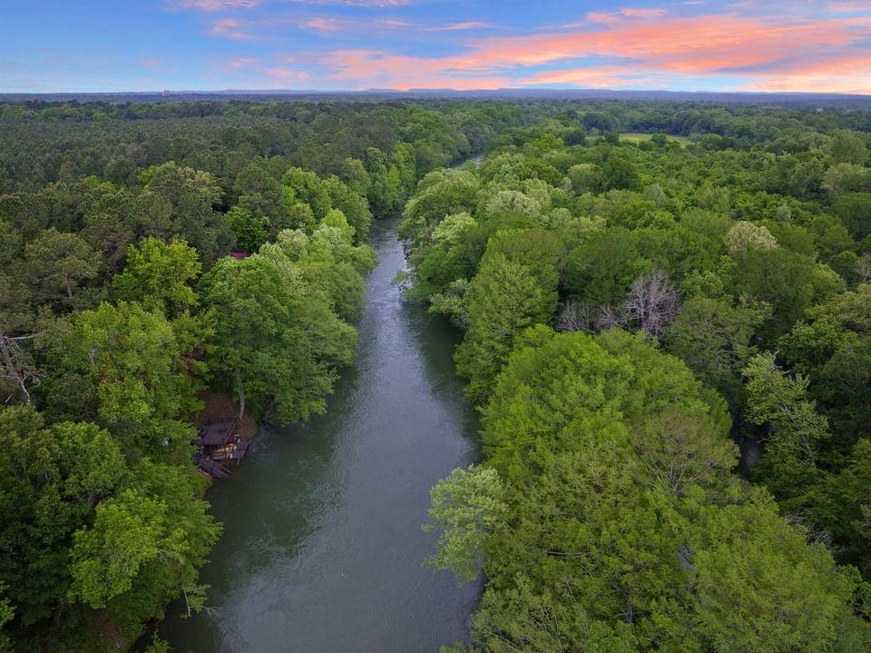 Unique location on Mountain Fork River!