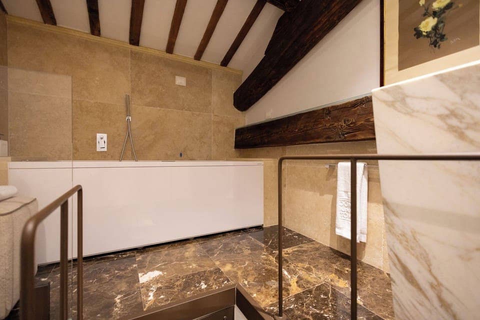 Luxury Suite, 1 Bedroom, City View (Brunelleschi) | Bathroom | Designer toiletries, hair dryer, bathrobes, slippers