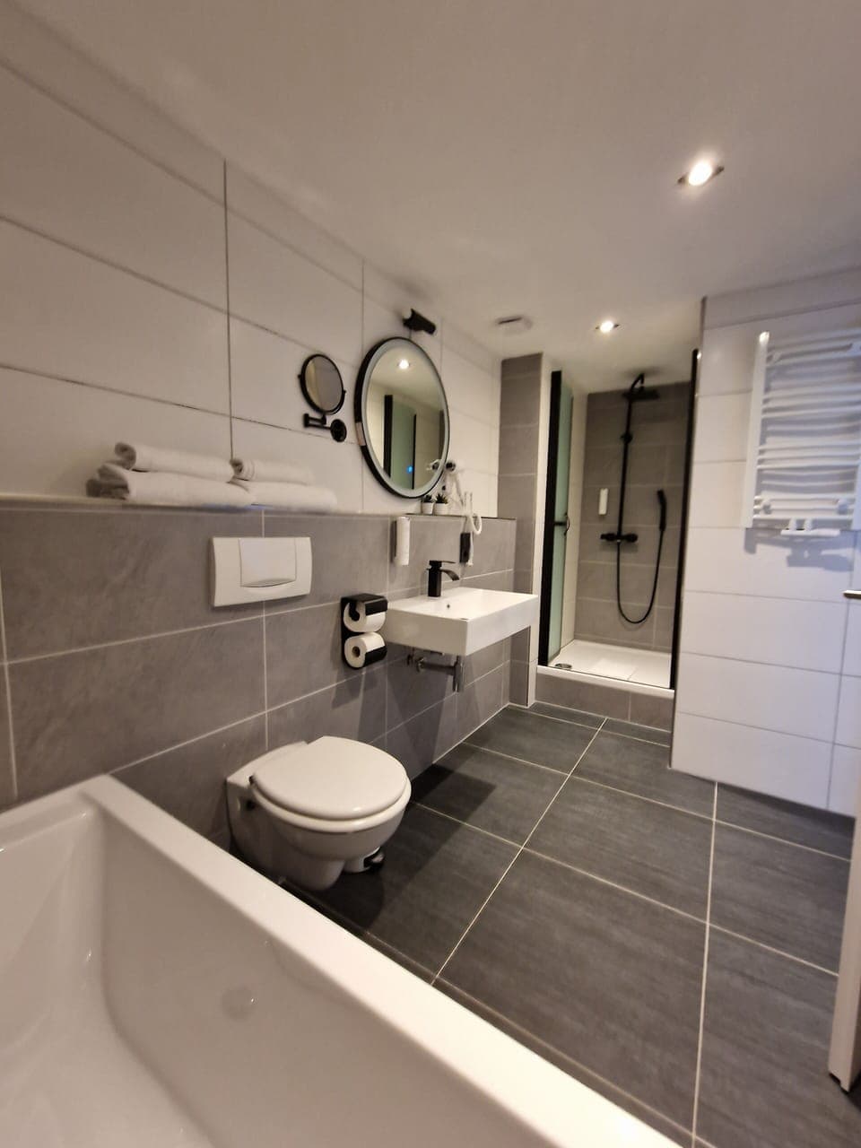 Deluxe Double Room | Bathroom | Shower, hair dryer, towels, soap