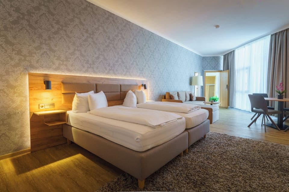 Junior Suite, 1 Bedroom | Minibar, in-room safe, desk, blackout drapes