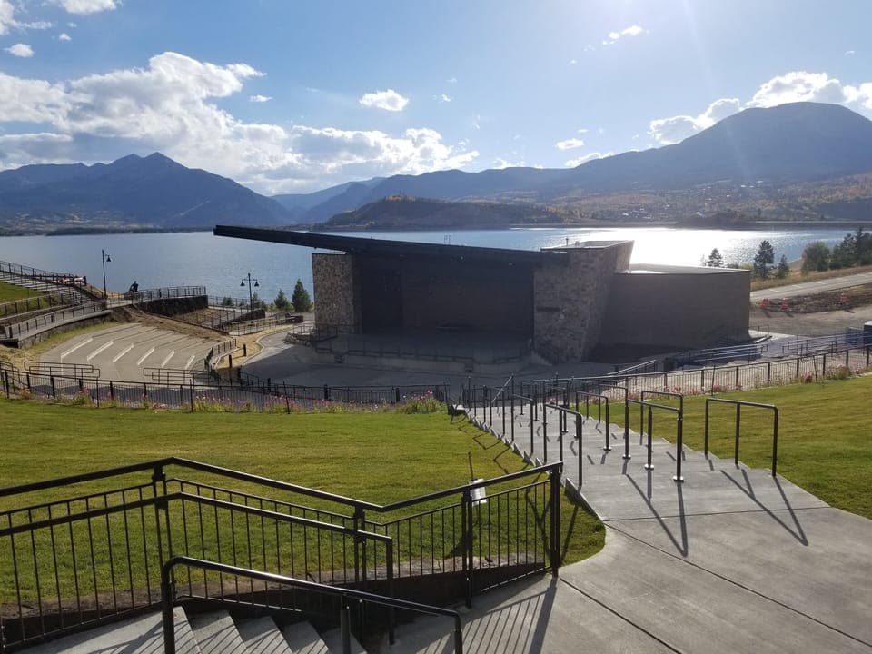 Amphitheatre walking distance from condo