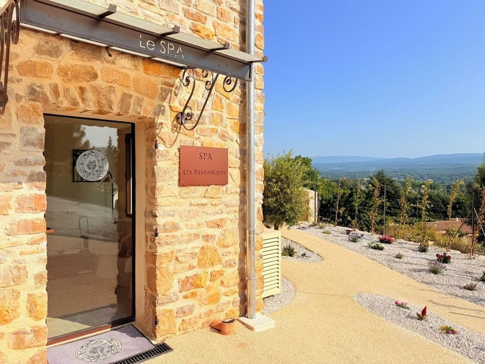 Couples treatment rooms, hot stone massages, prenatal massages, massages