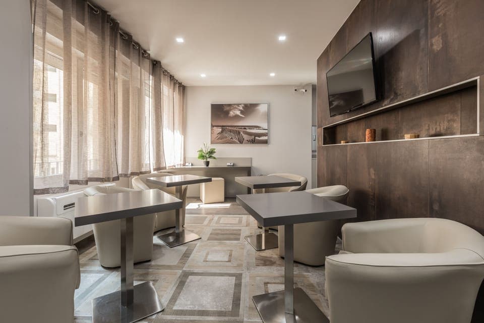 Deluxe Single Room | Lobby sitting area