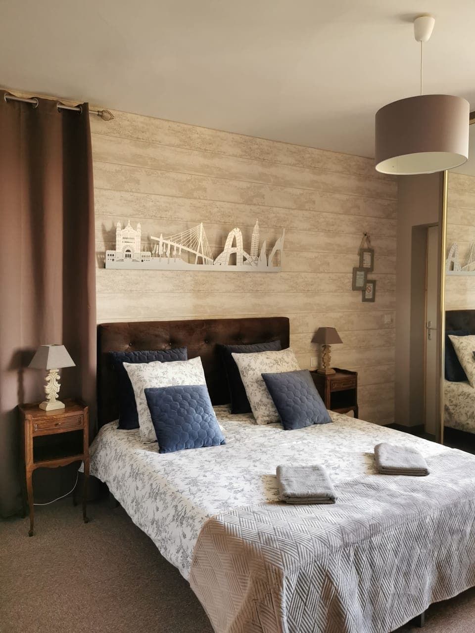 Room (Normandie) | Individually decorated, individually furnished, free WiFi, bed sheets