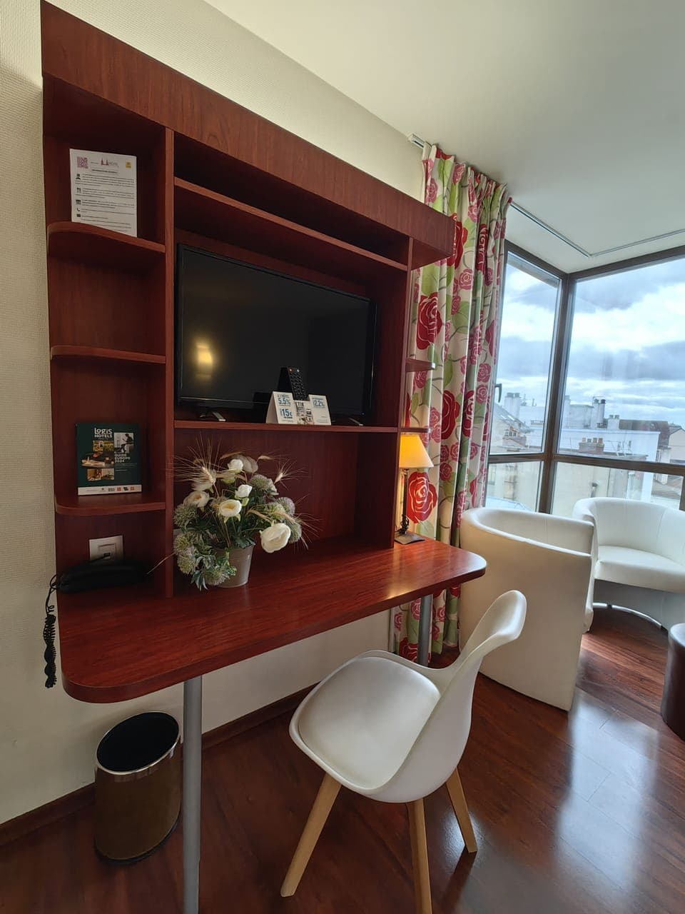 Double Room (Prestige) | Living area | 22-inch flat-screen TV with digital channels, TV