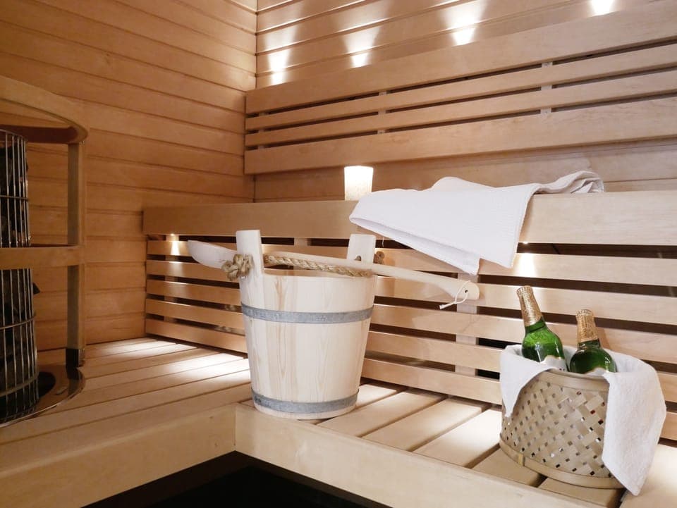 Shower, free toiletries, hair dryer, bidet