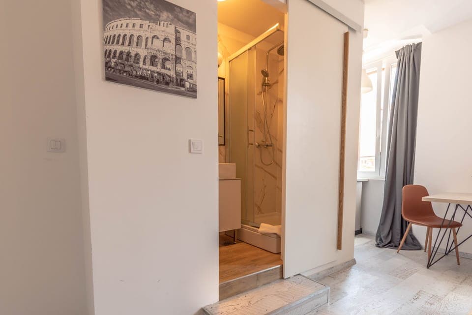 City Studio Suite | Desk, iron/ironing board, free WiFi, bed sheets