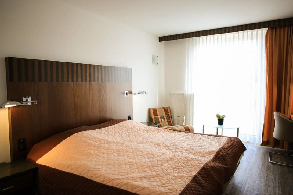 Comfort Double Room | In-room safe, blackout drapes, cribs/infant beds, rollaway beds