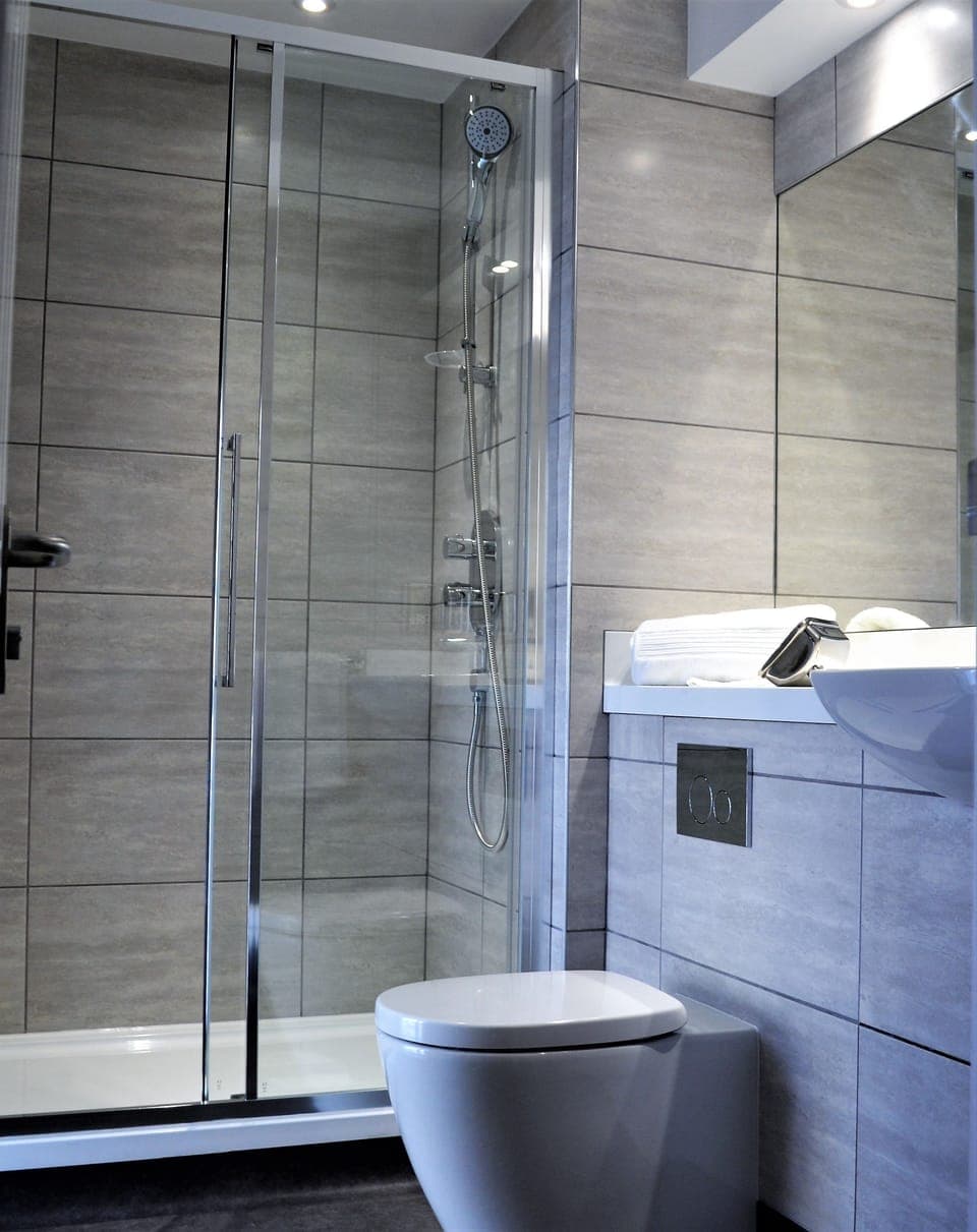 Double Room | Bathroom | Shower, free toiletries, hair dryer, towels