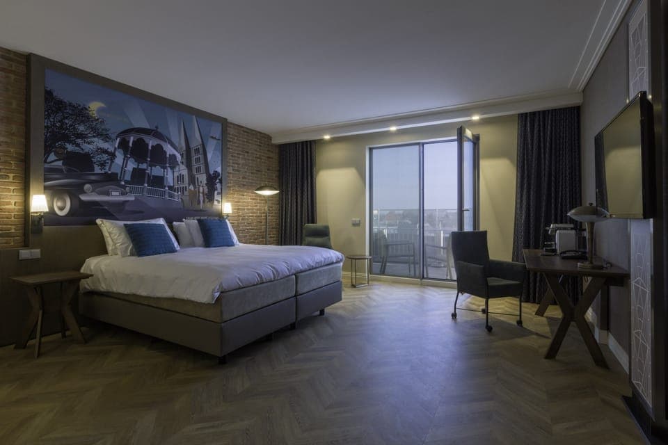 Grand Suite | Hypo-allergenic bedding, in-room safe, desk, laptop workspace