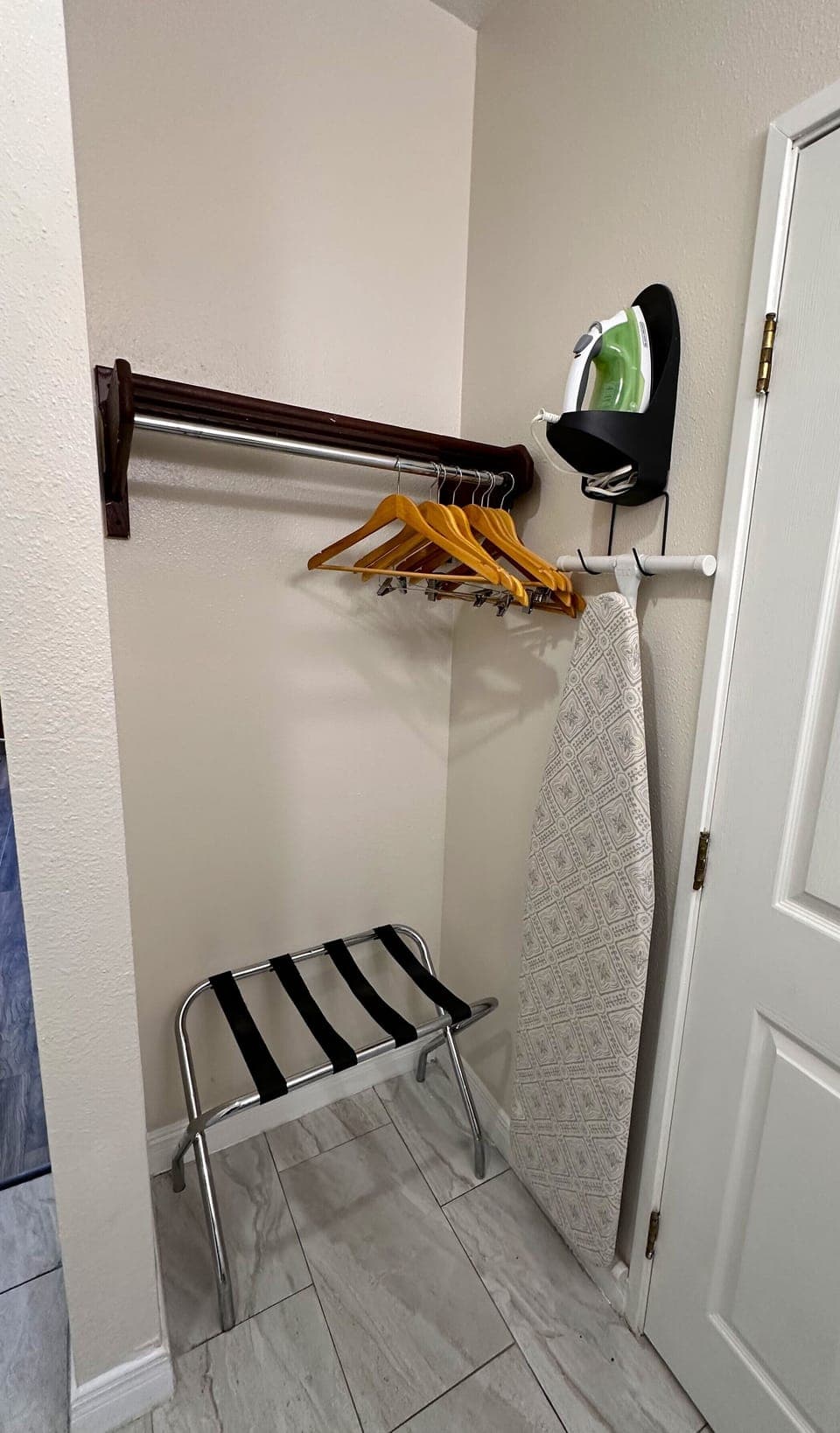 Premium bedding, desk, blackout drapes, free WiFi