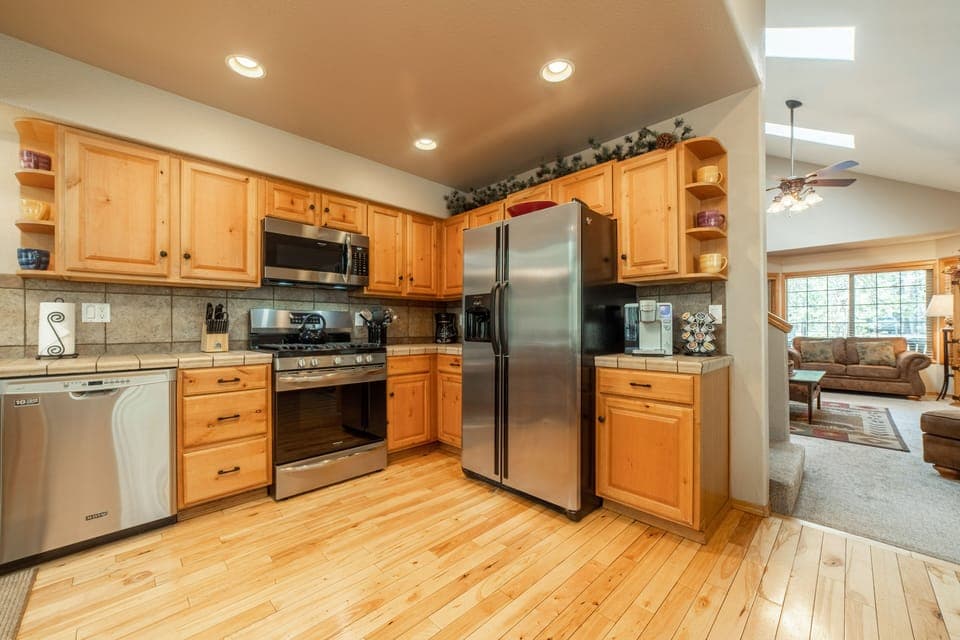 Well Equipped Kitchen / All Stainless Appliances / Hickory Cabinets 