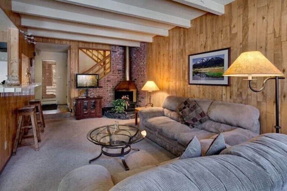 Comfort Townhome, Multiple Beds, Non Smoking | Living room | TV, DVD player