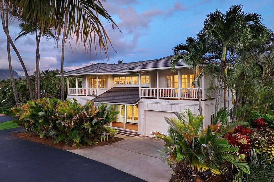 EXTERIOR FRONT OF HOME VIEW