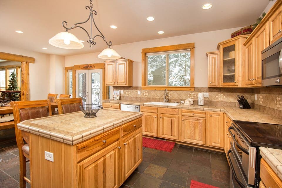 Large Chef's Kitchen / Double Ovens 