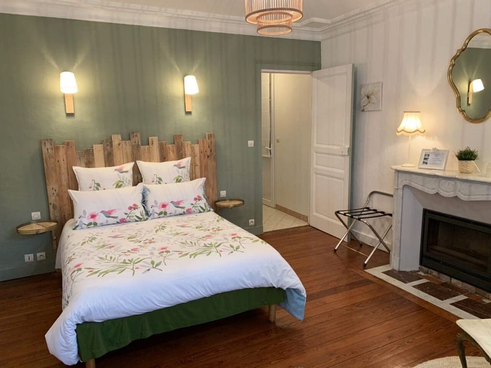 Room (Au Jardin) | Individually decorated, individually furnished, desk, soundproofing