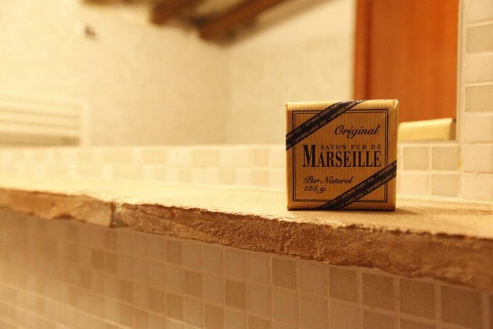 Doppia Standard, 1 letto queen, non fumatori (Alba) | Bathroom amenities | Shower, rainfall showerhead, free toiletries, hair dryer