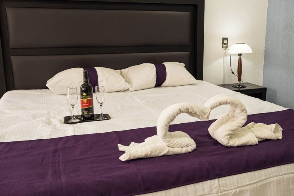 Luxury Room | Bathroom | Shower, free toiletries, slippers, towels